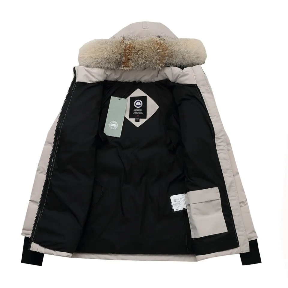 P740 Canada Goose Canada Goose #Expedition04 Parker, a treasure of Canadian origin! Limited supply worldwide! Canada Goose Model 04 is a top-notch couple model. The polar cold-proof outdoor series fur collar detachable hooded parka down jacket is the first Goose in 2024. I hope my partners will like it. Peak quality. I hope everyone can identify it together! The most popular cool items of the Big Goose family in 2024 are online. The same popular product of Yi Yang Qianxi is said to be a joint limited edition Big Goose that cannot be bought in autumn and winter. If you dislike the sameness of the Big Goose in the past, then this model will definitely give you a different experience! This year's most powerful couple's collection for autumn and winter is online, a top-notch luxurious ready-to-wear style, paired with an outdoor warm down jacket with great style and charm! The most standard and classic items of the Daye family in the past two years are equipped with unique reflective stripes for embellishment, which further shows the high-end fashion performance effect. With the embellishment of hardware buckles, it has excellent performance effect. The upper body is clean, simple and elegant, even for urban leisure. It is suitable for various occasions. Designed with large pockets, this model has a large capacity and is equipped with reflective stripes, making it safer at night. It is suitable for various adventure activities. It is made of windproof and waterproof technical materials. The interior is filled with full white duck down, which is absolutely cold-proof and warm. It also has a stand-up collar design and fine fluff at the collar, with meticulous attention to detail! The charm of this model is also more spiritual, and the upper body has more temperament and specifications. It perfectly shows the ultra-high standard of fashionable performance of this model, integrating outdoor and life, and you can even create high-street wear! The most pinnacle limited-edition goose that we have presented so far, both in terms of design and detailed materials, it is completely outstanding. The grand and evergreen version design is matched with cool reflective elements. The overall appearance can be said to be quite high, and it has that kind of powerful outdoor performance! It combines high-end casual attributes with high-street style. It is high-grade, domineering, warm, and beautiful. The visibility of the upper body is quite strong, and the configuration of the owl element is highly brand-recognizable. The overall brand performance and visual effects are fully enhanced, and it also has a sense of high-end fashion and fashionable performance. It is a top-quality product that must be purchased, because this is the most awesome down brand on the earth and one of Canada's three national treasure brands. It is also a very sentimental down luxury brand. In the field of polar cold-proof clothing, Goose has made an irreplaceable contribution.